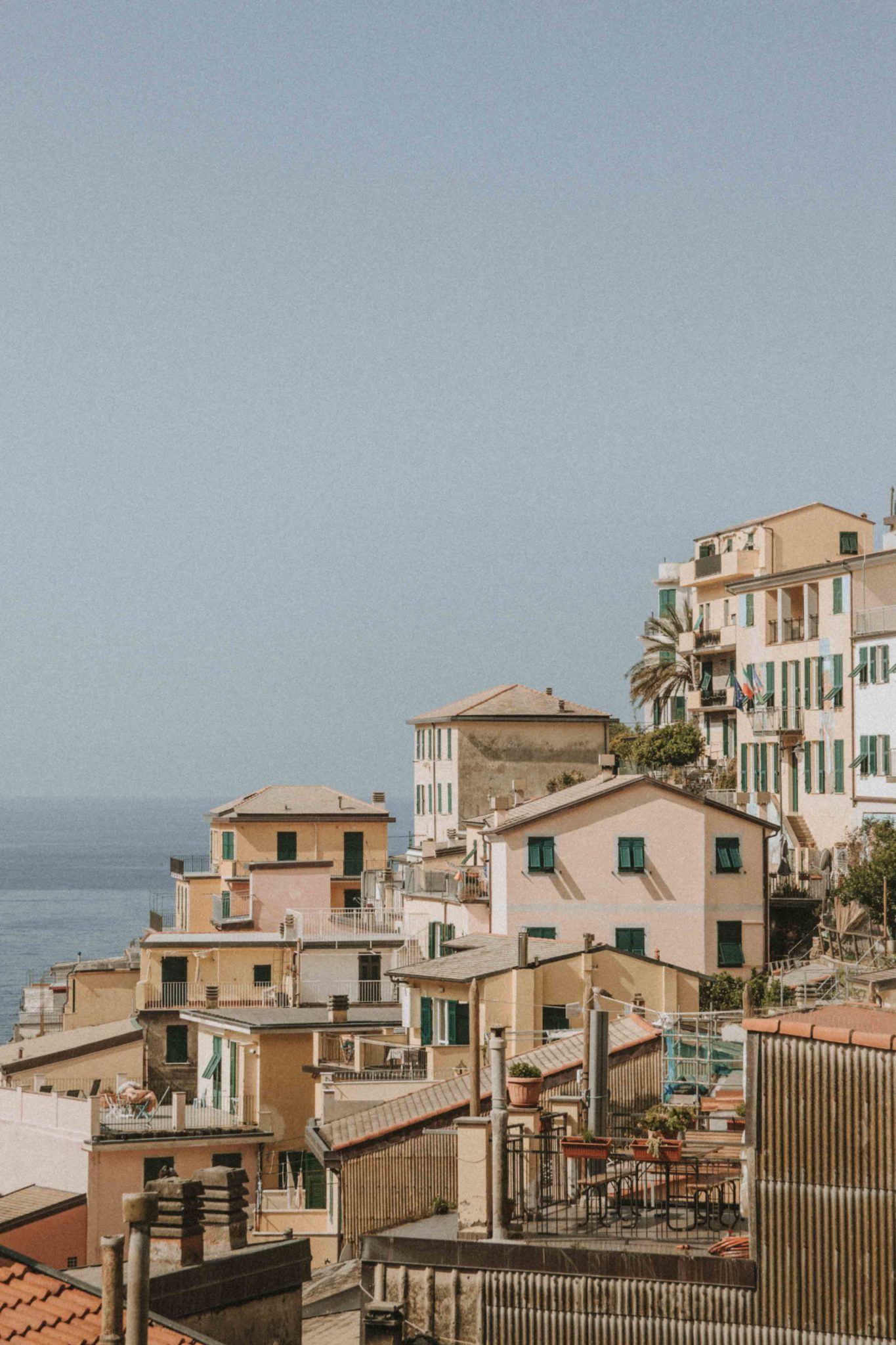 Ein Ausschnitt aus einer pastellfarbenen Stadt am Meer